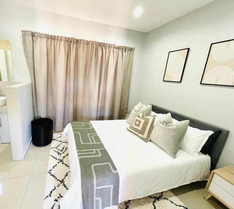 Trendy, Comfortable 1 Bedroom Apartments In Mtatha Exteriör bild