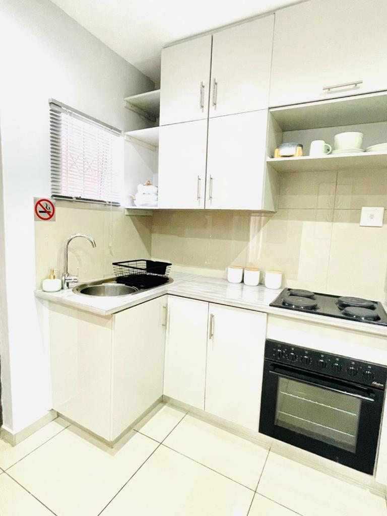 Trendy, Comfortable 1 Bedroom Apartments In Mtatha Exteriör bild